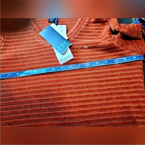 New FDJ Women's V-Neck Spice Knit Sweater size Medium - Picture 6 of 8